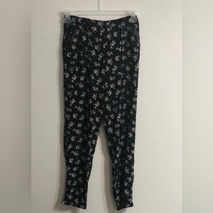 Forever 21 women’s dressing jogger pant  four pockets pull on floral black. 25